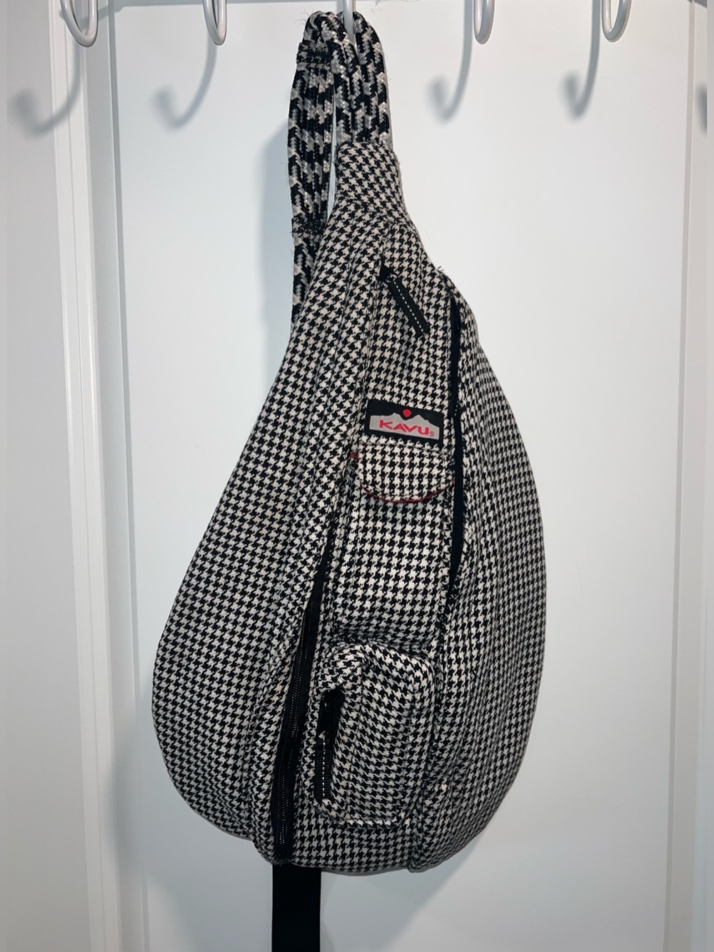 Kavu Houndstooth Rope Sling Bag Black White Teardrop Backpack Crossbody